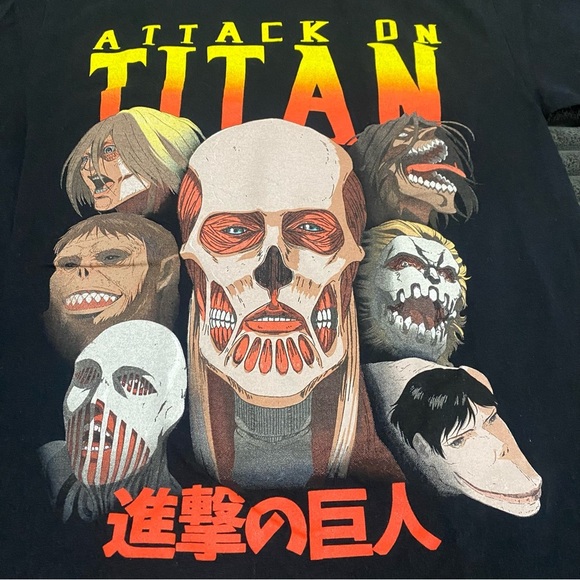 Attack On Titan Men's Skulls Crunchyroll Small Black T-shirt - Picture 6 of 7